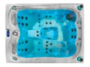 Jacuzzi Emerald umplut în marmură albă, văzut de sus – apa este iluminată în albastru