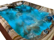 Jacuzzi Emerald umplut în Tuscan Sun cu apă iluminată și arcuri de apă