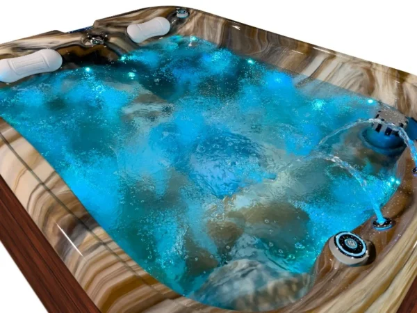 Jacuzzi Emerald umplut în Tuscan Sun cu apă iluminată și arcuri de apă