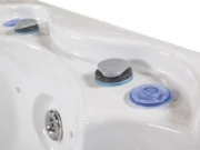 Detail des Randes des Whirlpools Jupiter mit grauen Knöpfen und blauer transparenter Abdeckung