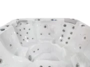 Sitze mit Düsen und Kopfstützen im Whirlpool Jupiter, Nahaufnahme von vorne