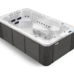 Jacuzzi de înot Aquas cu marmură albă și lambriu gri, vedere de sus din lateral