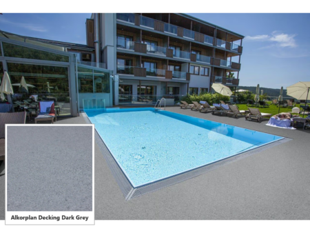 Фолио Alkorplan Decking Dark Grey – мостра и басейн със сива настилка около него пред хотел
