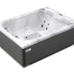 Gartenwhirlpool Emerald Basic mit hellem Marmoracryl und anthrazitfarbener Verkleidung, Ansicht schräg von oben