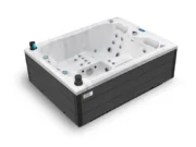 Jacuzzi Emerald în marmură albă cu iluminarea pornită – elementele din colțuri luminează în albastru