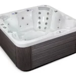 Jacuzzi Jupiter cu cadă acrilică deschisă la culoare și lambriu din lemn-plastic, vedere de sus din lateral