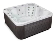 Whirlpool Jupiter mit heller Acrylwanne und Holz-Kunststoff-Verkleidung, Ansicht schräg von oben