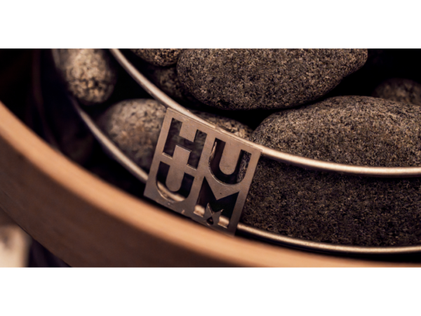 Печка HUUM Hive Mini с дървен предпазен парапет в сауна