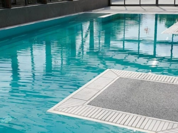 Flexstone stone overflow grate around a pool with a bend