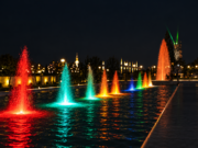 Kaskadendüsen Atlas Pool an einem Springbrunnen bei Nacht