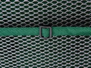 Gurt mit Kunststoffschnalle auf der Rückseite der Auflage Verde durch das Metallgitter