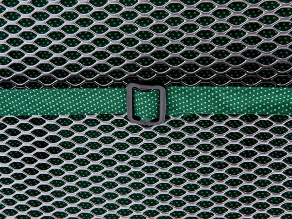 Gurt mit Kunststoffschnalle auf der Rückseite der Auflage Verde durch das Metallgitter