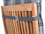 Bandă gri cu catarame deschise din plastic pe spatele unui scaun cu pernă Cross