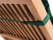 Gurte mit Kunststoffschnallen unter dem Holzrahmen einer Liege mit Auflage Verde