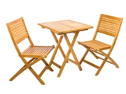 Balkontisch Ambra und zwei klappbare Teakstühle – Set auf weißem Hintergrund