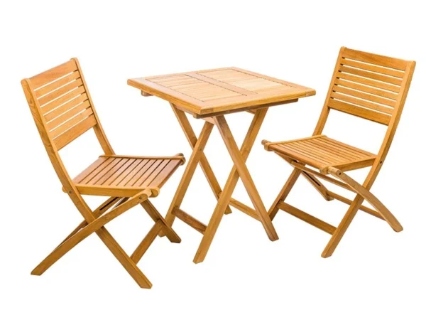 Balkontisch Ambra und zwei klappbare Teakstühle – Set auf weißem Hintergrund
