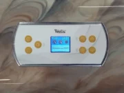 Πίνακας ελέγχου της Wellis με κουμπιά και έγχρωμη οθόνη στο κέλυφος του τζακούζι Palermo