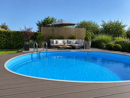 Runder Pool MTH Atlantic Round mit grauen Leisten und blauer Auskleidung neben einer Holzterrasse mit Pavillon