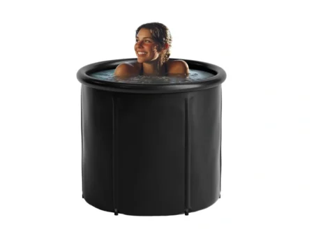 Στρογγυλή μπανιέρα ψυχρής εμβάπτισης 350 l, Ø90 × 75 cm, με χαμογελαστή γυναίκα στο νερό, μπροστινή λήψη