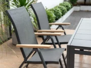 Sessel Essence mit klappbarem Aluminiumrahmen neben einem Tisch, Nahaufnahme