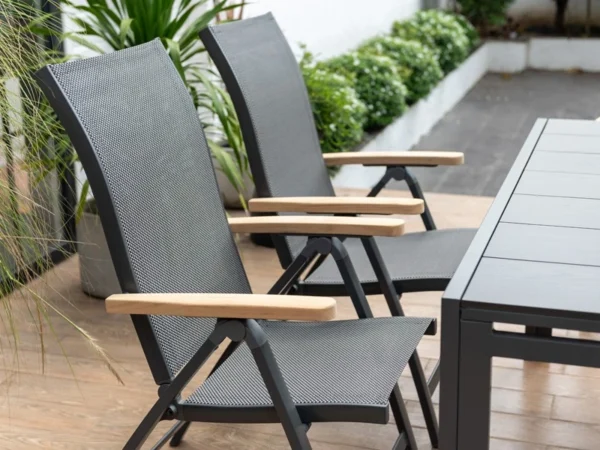 Sessel Essence mit klappbarem Aluminiumrahmen neben einem Tisch, Nahaufnahme