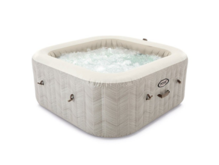 Aufblasbarer Whirlpool PureSpa Chevron DeLuxe mit Blasen im Wasser, auf weißem Hintergrund