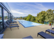 Тераса со лежаљки и базен покрај стаклена фасада со подлога Alkorplan Decking Sand