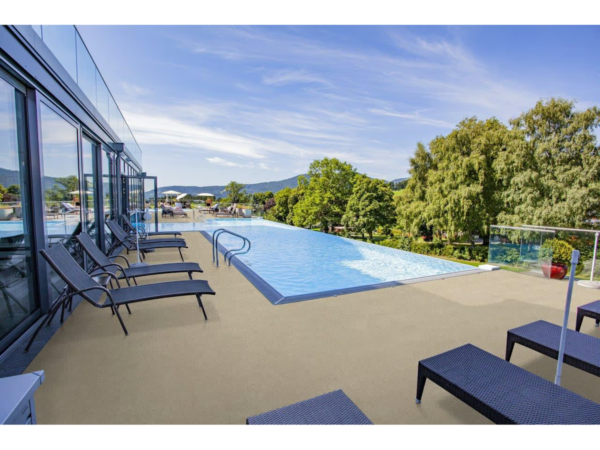 Тераса со лежаљки и базен покрај стаклена фасада со подлога Alkorplan Decking Sand