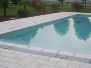 Belag Piedra um einen Pool