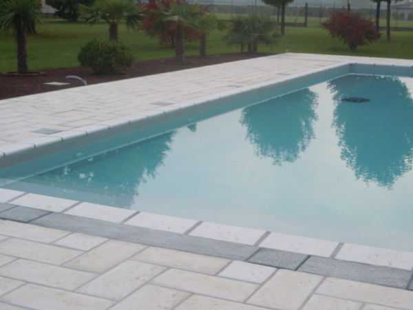 Belag Piedra um einen Pool
