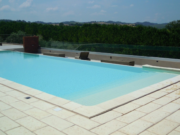 Gelber Belag Piedra um einen Pool