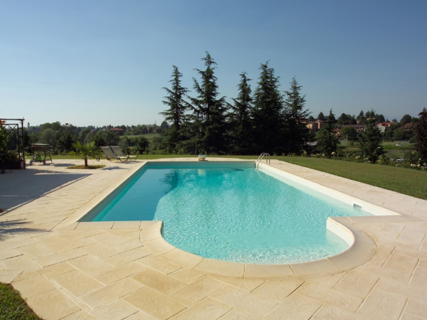 Roccia paving around a pool