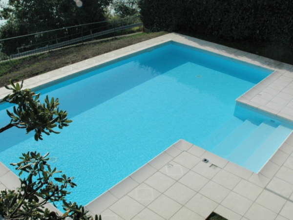 Belag Spiaggia um einen Pool