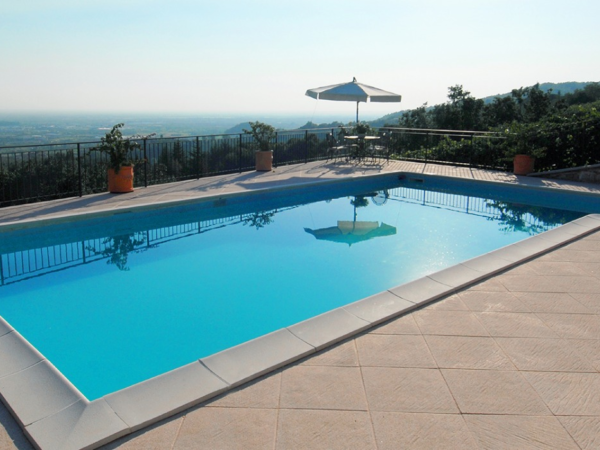 Rosa Belag Spiaggia um einen Pool mit Aussicht