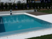 Belag Spiaggia um einen Überlaufpool
