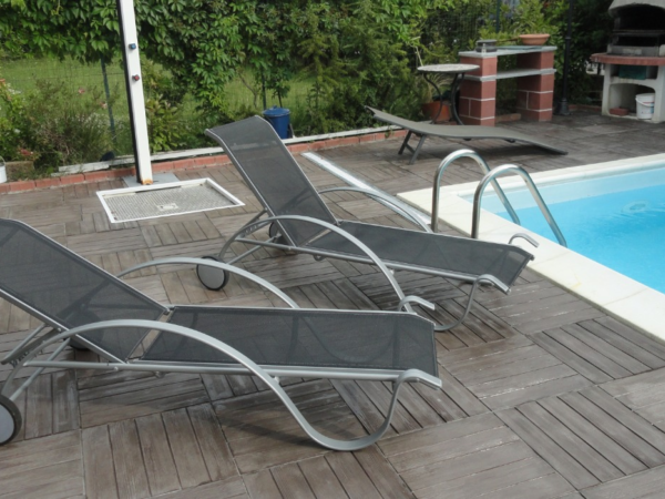 Belag Woodstyle um einen Pool mit Liegestühlen