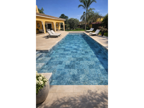 Pool mit armierter Poolfolie Cefil Keramik Bluemoon vor einem gelben Haus mit Palmen