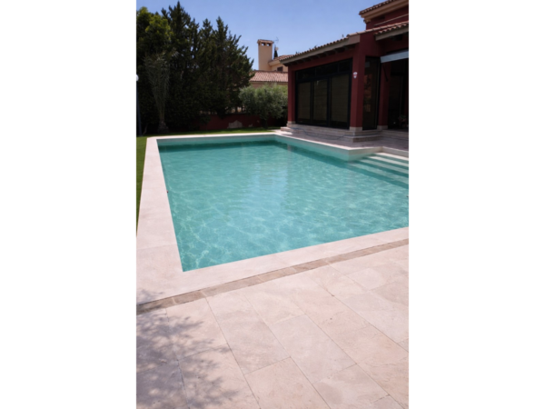 Бассейн у дома с армированным лайнером Cefil Onyx Capri