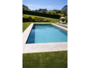 Rechteckiger Pool mit armierter Poolfolie Cefil Nature Ciclon inmitten einer Rasenfläche