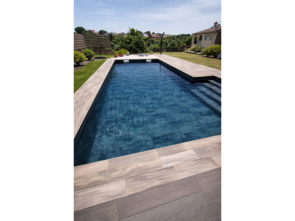 Rechteckiger Pool mit armierter Poolfolie Cefil Keramik Darkstar und Holzterrasse