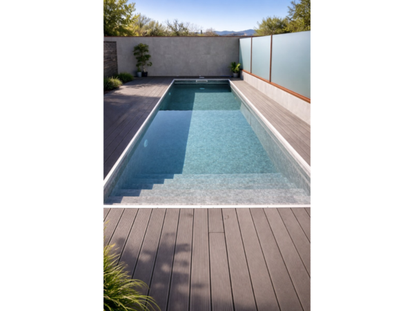 Schmaler Pool mit Holzbelag und armierter Poolfolie Cefil Onyx Manhattan