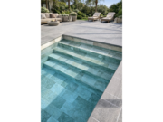 Poolstufen mit armierter Poolfolie Cefil Keramik Sunlight neben einer grauen Terrasse