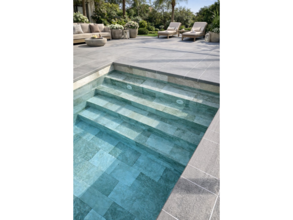Poolstufen mit armierter Poolfolie Cefil Keramik Sunlight neben einer grauen Terrasse