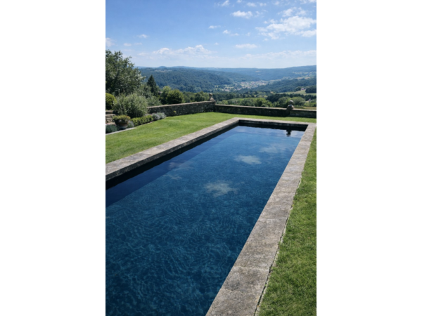 Langer schmaler Pool mit armierter Poolfolie Cefil Nature Ventus und Blick auf Hügel
