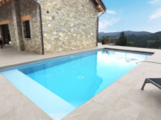 Plăci Harmony în jurul unei piscine lângă o casă din piatră