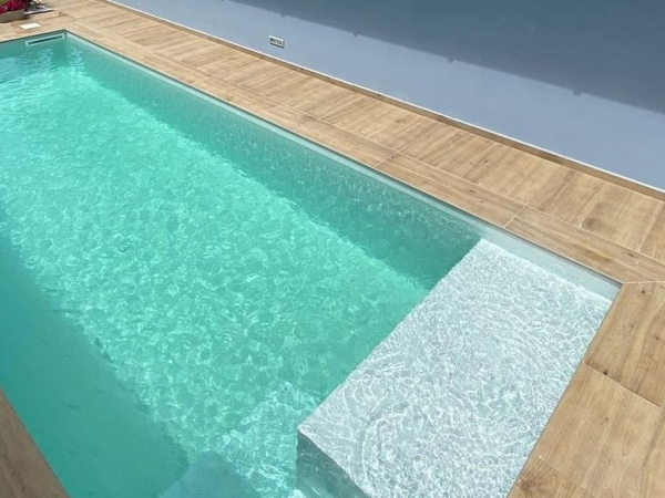 Plăci Harmony în nuanță de lemn în jurul unei piscine