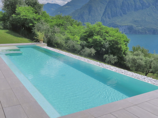 Plăci Harmony în jurul unei piscine cu preaplin și priveliște