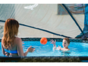 Деца играят в басейн под купола Pool House Control
