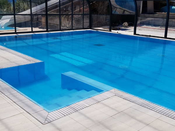 Überlaufrand Big um einen Hallenpool