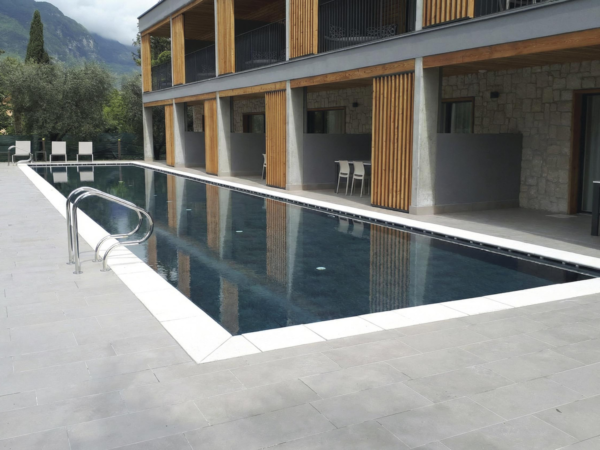 Überlaufrand Laguna um einen Pool mit dunkler Verkleidung